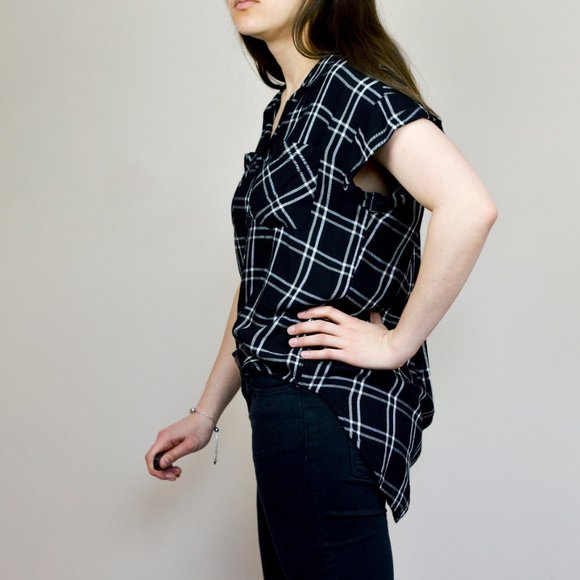 3/$30 🌞 Plaid Black White Button Up Top - Picture 3 of 7